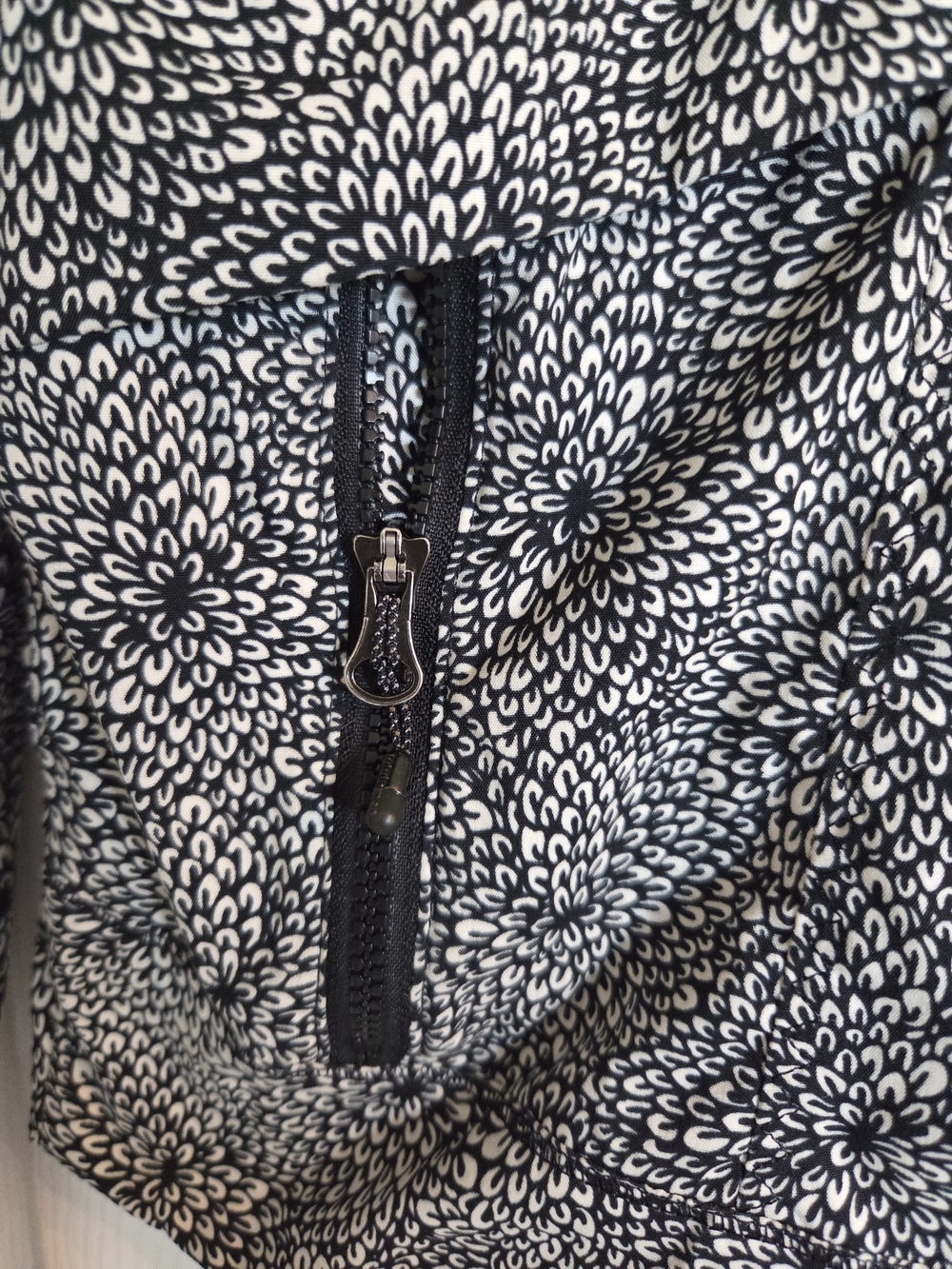 lululemon Black and White Speckled Floral Hooded Jacket Size Small - Picture 4 of 6
